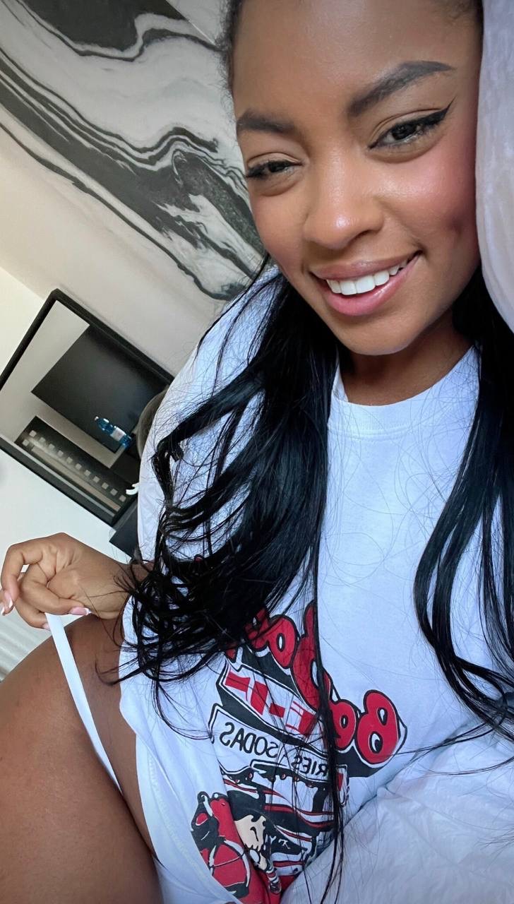 Flörtöz amatör Sofi Vega şişman poposunu ortaya çıkarıyor ve pelüş vajinasını oyuncak ediyor Flörtöz amatör Sofi Vega şişman poposunu ortaya çıkarıyor ve pelüş vajinasını oyuncak ediyor