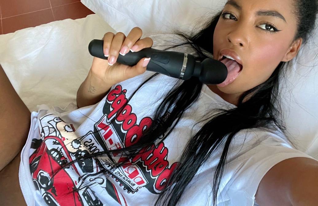 Flörtöz amatör Sofi Vega şişman poposunu ortaya çıkarıyor ve pelüş vajinasını oyuncak ediyor Flörtöz amatör Sofi Vega şişman poposunu ortaya çıkarıyor ve pelüş vajinasını oyuncak ediyor