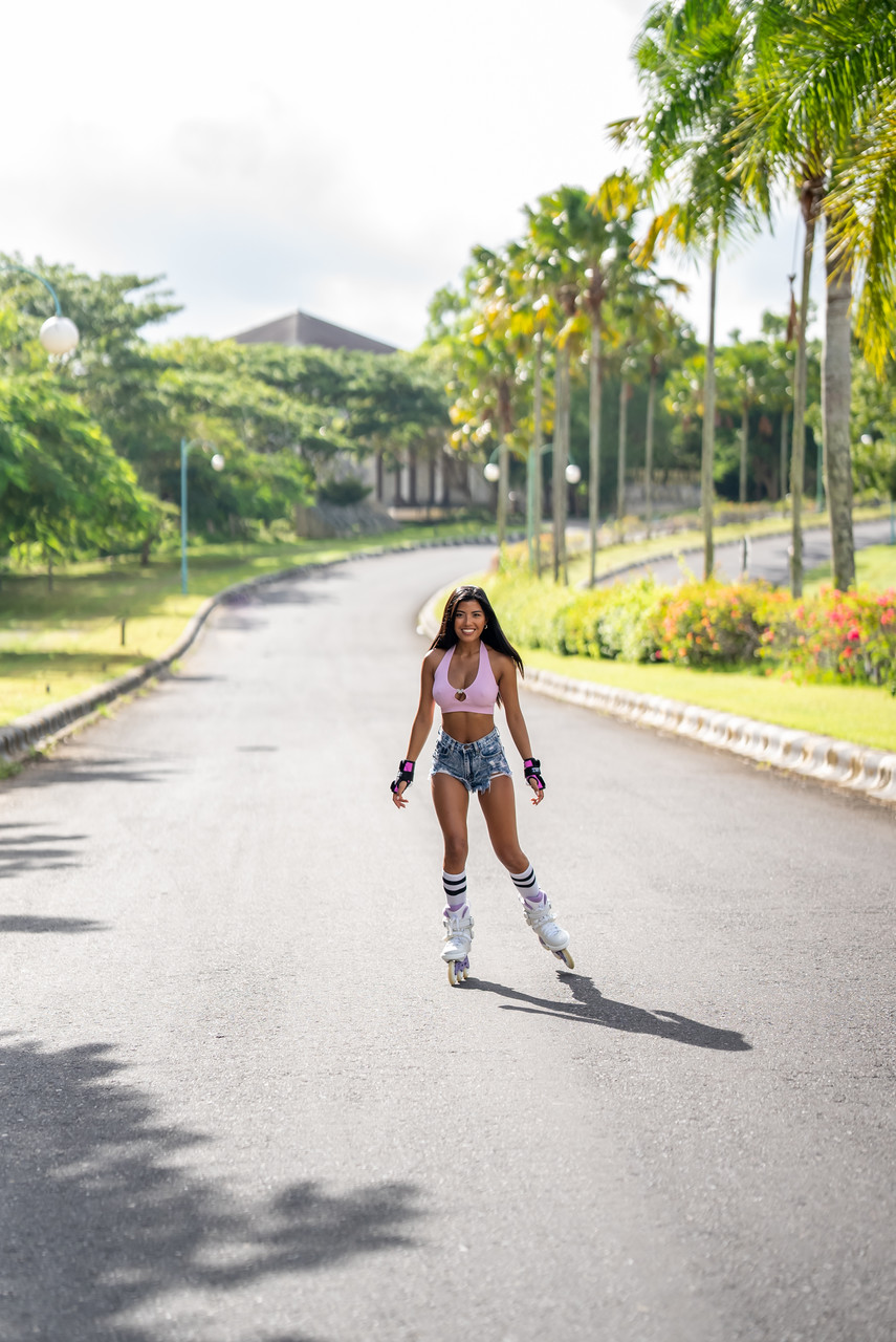 Honey Tita Sahara jeździ na rolkach w miodowych szortach i pozuje w soczystym szlafroku Honey Tita Sahara jeździ na rolkach w miodowych szortach i pozuje w soczystym szlafroku