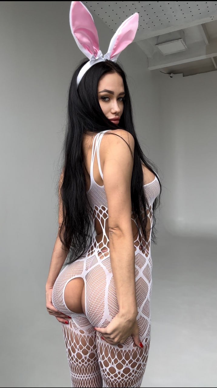 A glamorosa Miss Alina, do OnlyFans, revela a sua grande porta das traseiras no seu bodystocking A glamorosa Miss Alina, do OnlyFans, revela a sua grande porta das traseiras no seu bodystocking