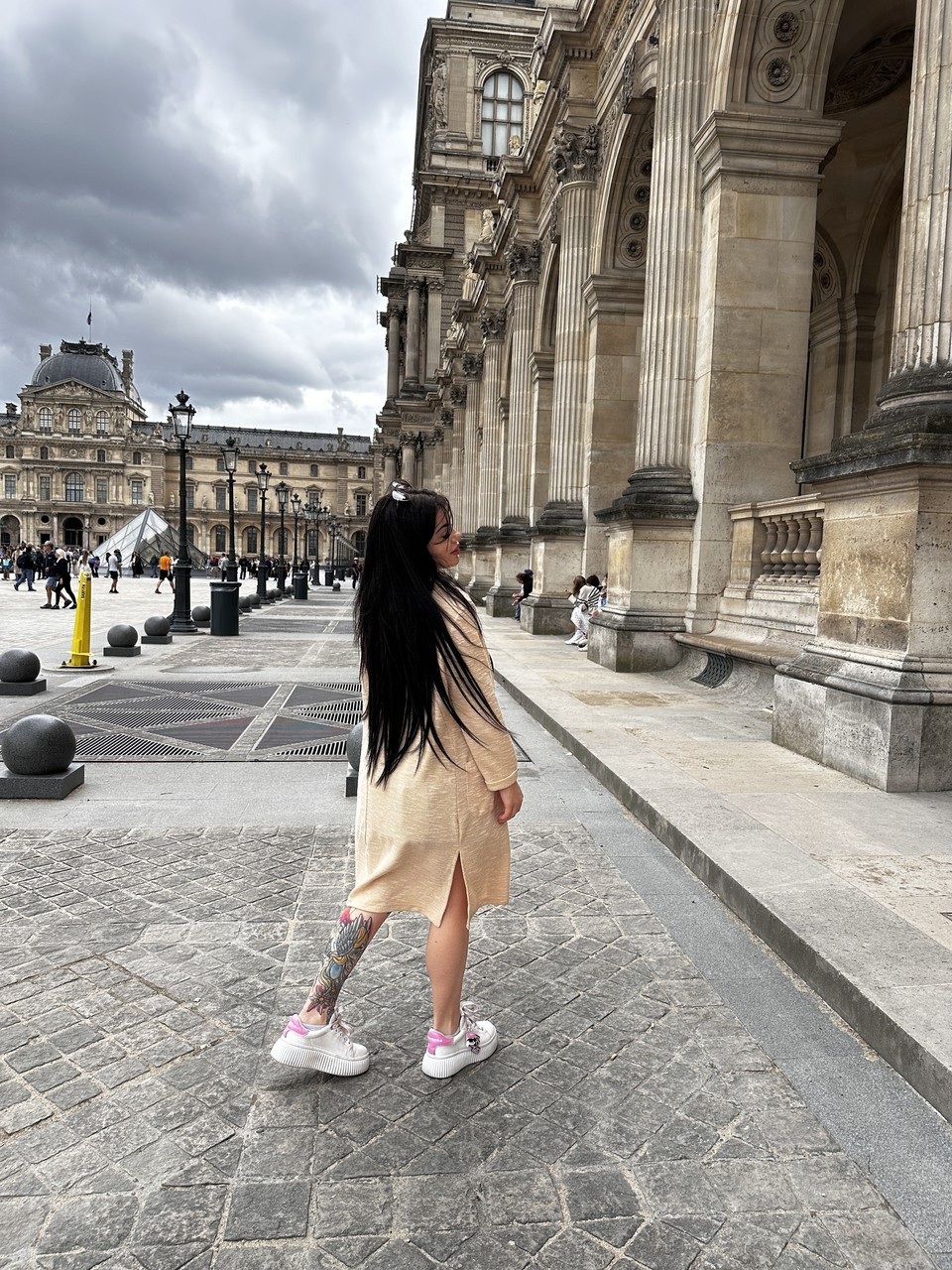 La bellezza dai capelli castani Patricia Bloom posa provocatoriamente nella sua compilation all'aria aperta La bellezza dai capelli castani Patricia Bloom posa provocatoriamente nella sua compilation all'aria aperta