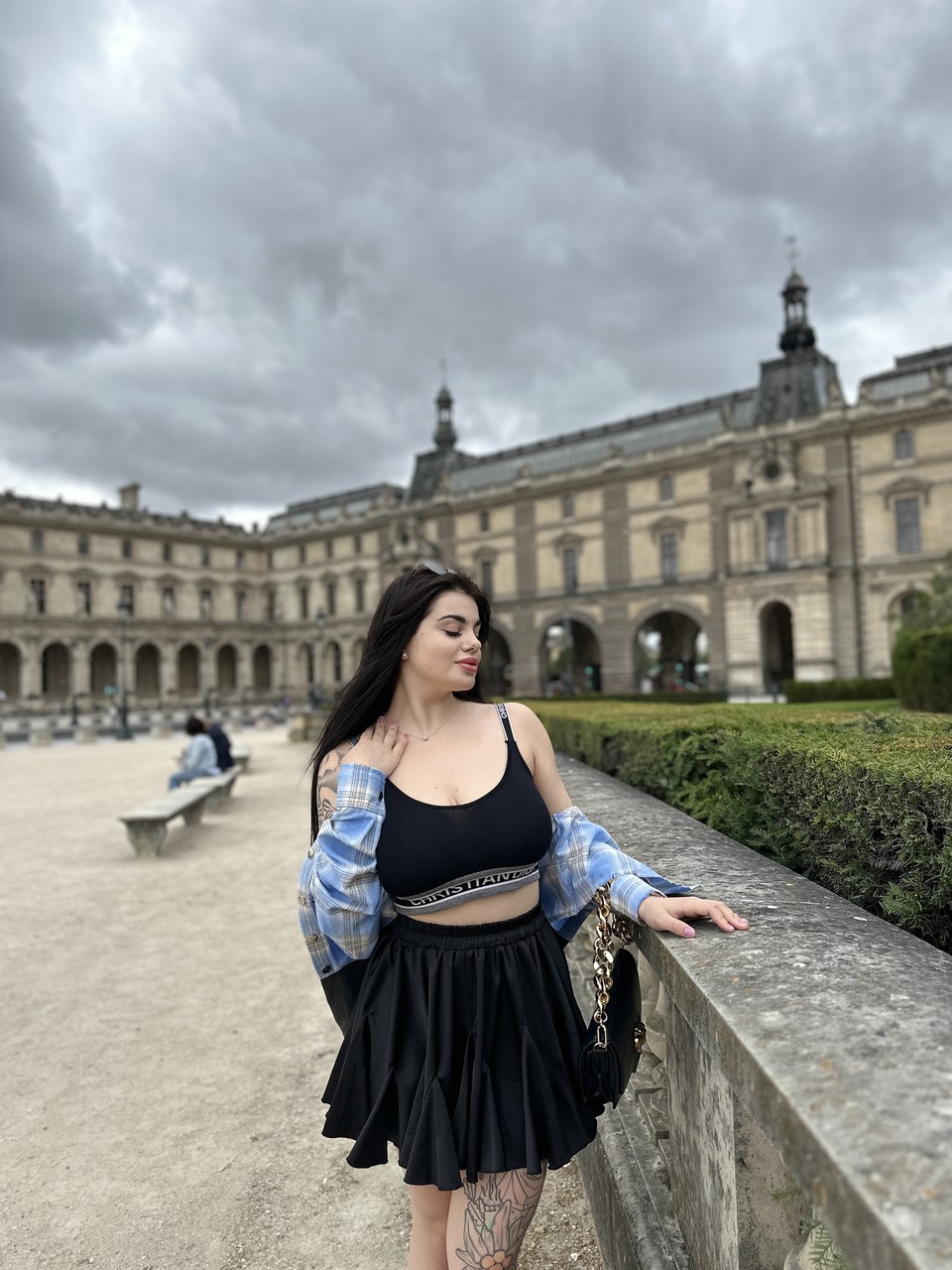 La bellezza dai capelli castani Patricia Bloom posa provocatoriamente nella sua compilation all'aria aperta La bellezza dai capelli castani Patricia Bloom posa provocatoriamente nella sua compilation all'aria aperta