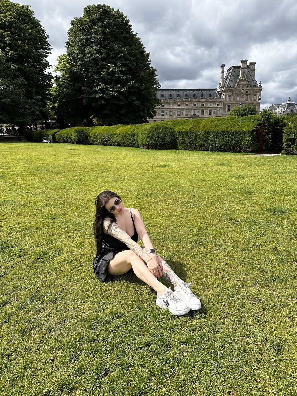 La bellezza dai capelli castani Patricia Bloom posa provocatoriamente nella sua compilation all'aria aperta La bellezza dai capelli castani Patricia Bloom posa provocatoriamente nella sua compilation all'aria aperta