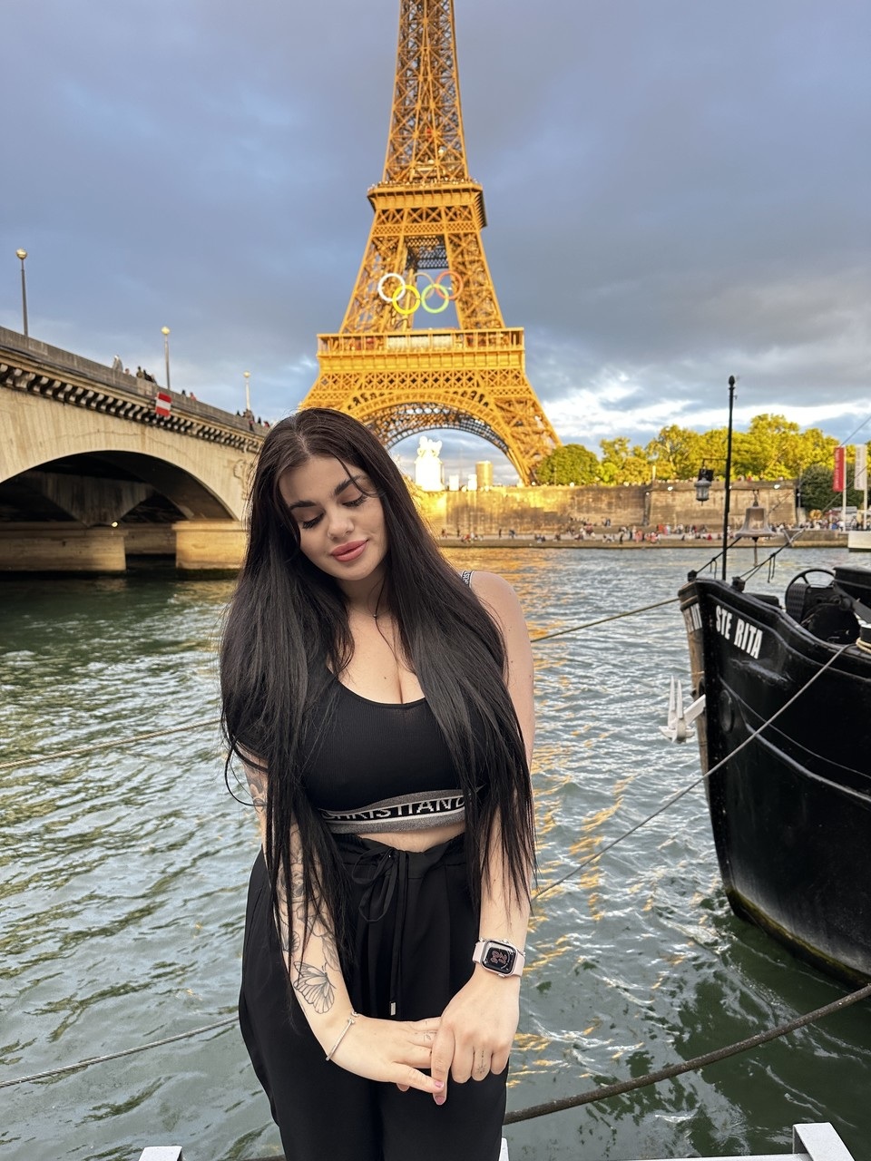 La bellezza dai capelli castani Patricia Bloom posa provocatoriamente nella sua compilation all'aria aperta La bellezza dai capelli castani Patricia Bloom posa provocatoriamente nella sua compilation all'aria aperta