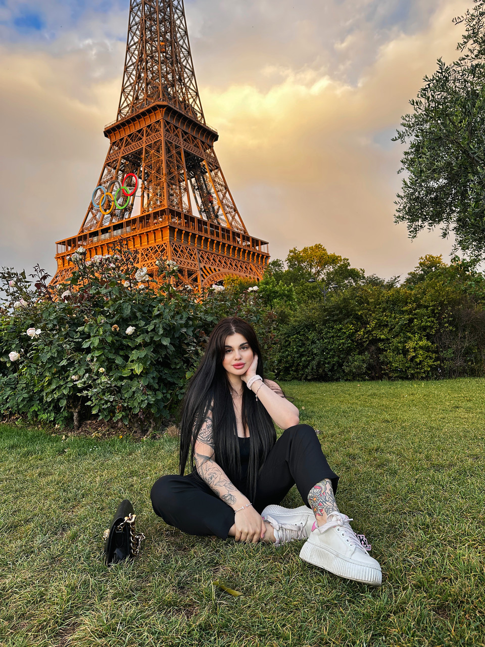 La bellezza dai capelli castani Patricia Bloom posa provocatoriamente nella sua compilation all'aria aperta La bellezza dai capelli castani Patricia Bloom posa provocatoriamente nella sua compilation all'aria aperta