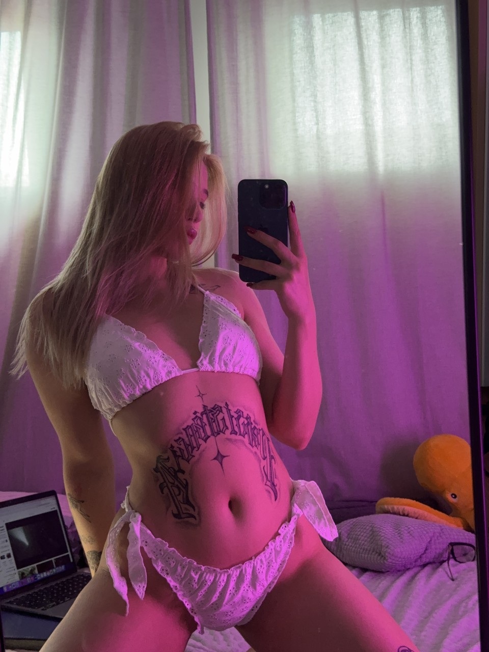 Śliczna blond nowicjuszka Mary Foster pozuje w bieliźnie i eksponuje swoje smakowite zwisy Śliczna blond nowicjuszka Mary Foster pozuje w bieliźnie i eksponuje swoje smakowite zwisy