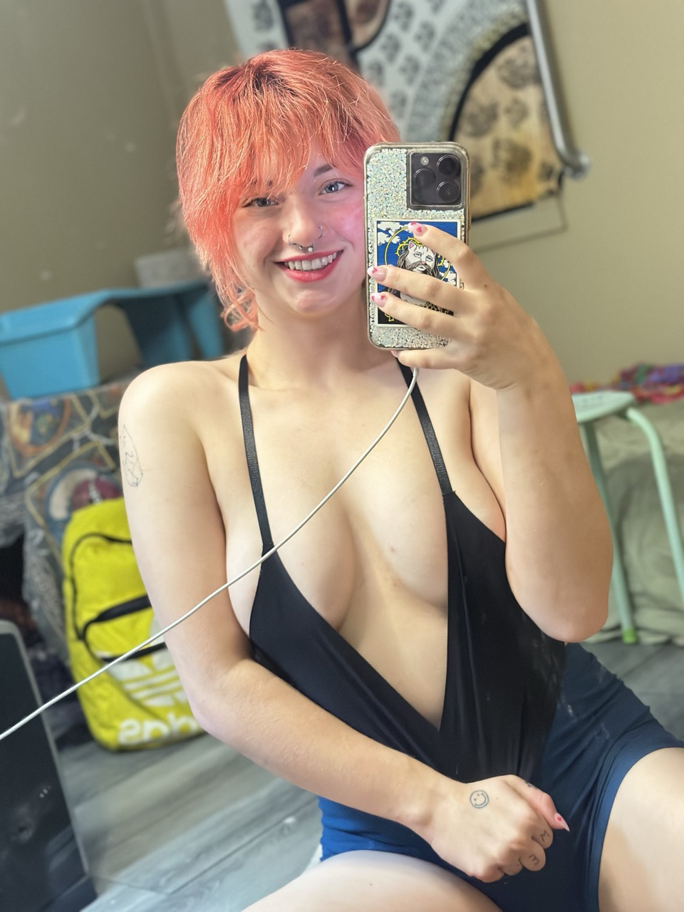 A doce modelo de câmara ao vivo do OnlyFans, Ginger Abby, provoca com o seu grande buraco do cu A doce modelo de câmara ao vivo do OnlyFans, Ginger Abby, provoca com o seu grande buraco do cu