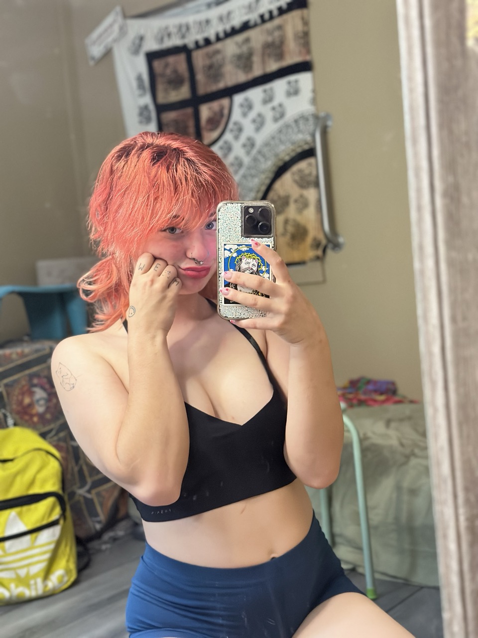 A doce modelo de câmara ao vivo do OnlyFans, Ginger Abby, provoca com o seu grande buraco do cu A doce modelo de câmara ao vivo do OnlyFans, Ginger Abby, provoca com o seu grande buraco do cu