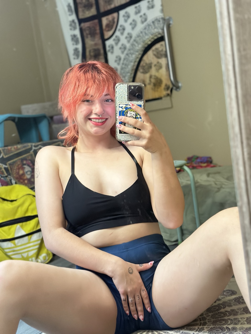 A doce modelo de câmara ao vivo do OnlyFans, Ginger Abby, provoca com o seu grande buraco do cu A doce modelo de câmara ao vivo do OnlyFans, Ginger Abby, provoca com o seu grande buraco do cu