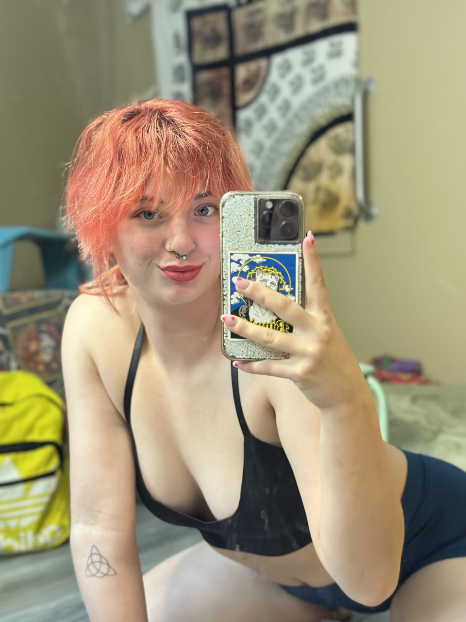 A doce modelo de câmara ao vivo do OnlyFans, Ginger Abby, provoca com o seu grande buraco do cu A doce modelo de câmara ao vivo do OnlyFans, Ginger Abby, provoca com o seu grande buraco do cu
