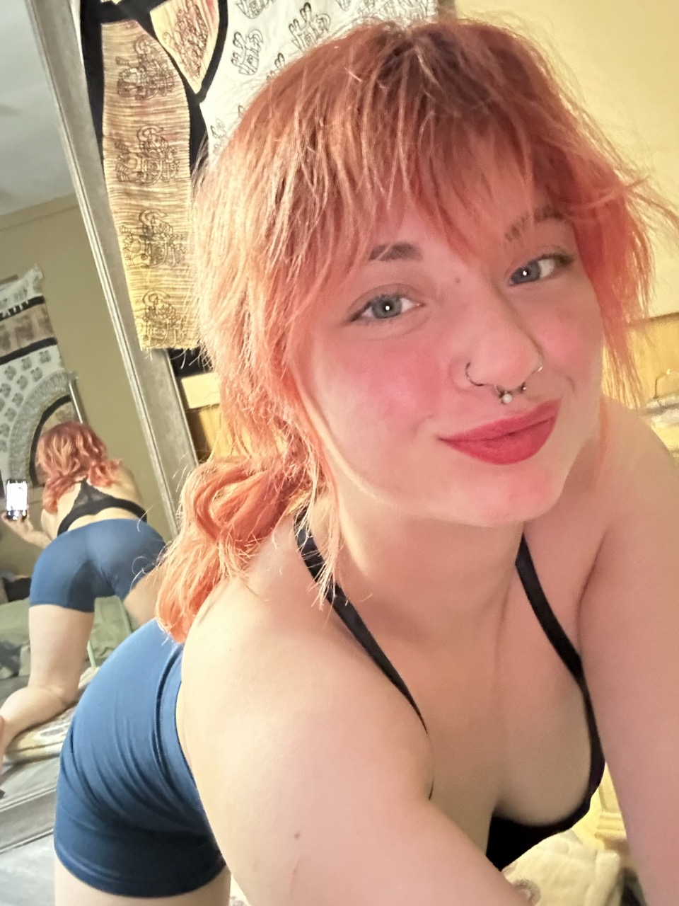 A doce modelo de câmara ao vivo do OnlyFans, Ginger Abby, provoca com o seu grande buraco do cu A doce modelo de câmara ao vivo do OnlyFans, Ginger Abby, provoca com o seu grande buraco do cu