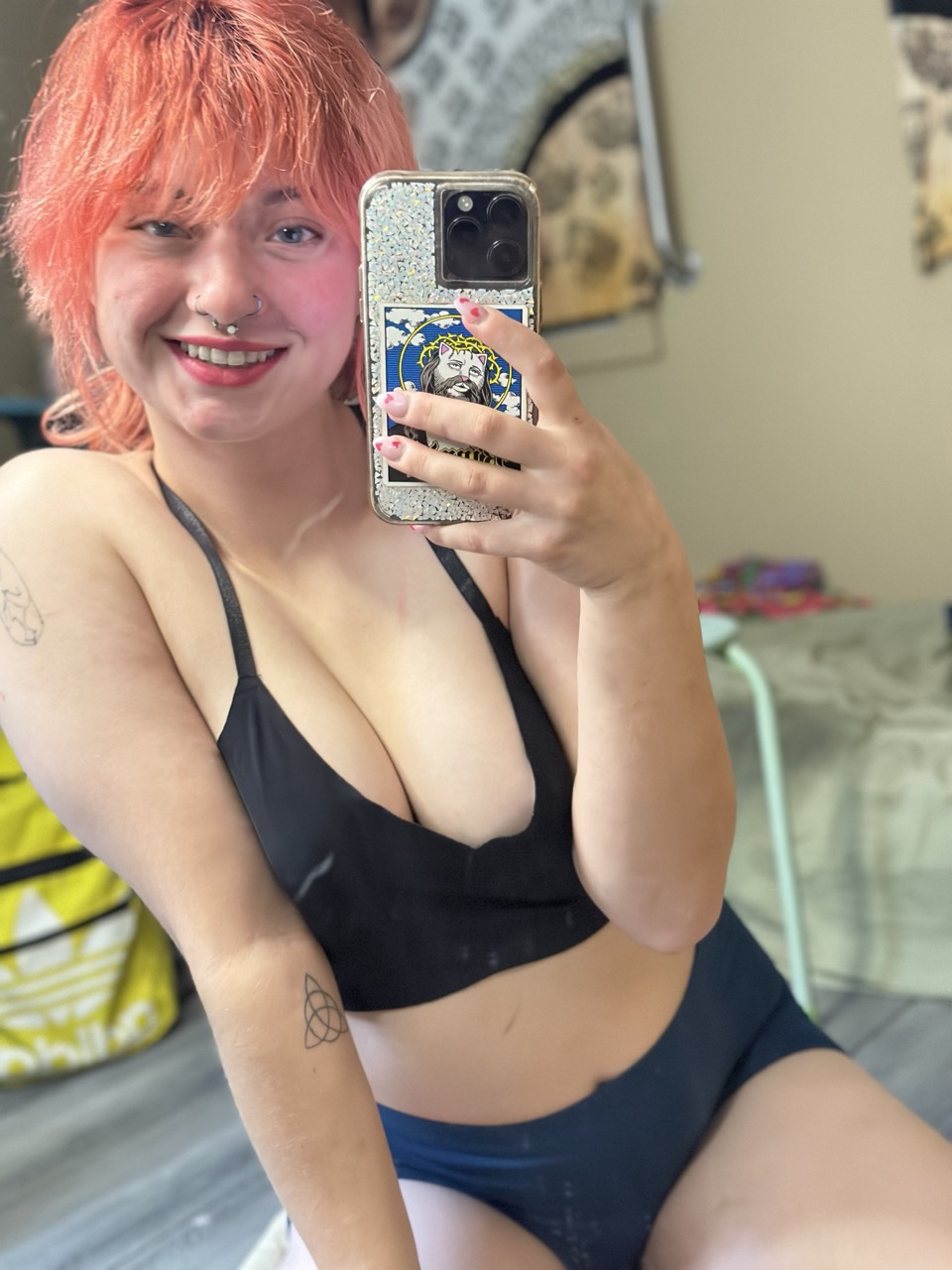 A doce modelo de câmara ao vivo do OnlyFans, Ginger Abby, provoca com o seu grande buraco do cu A doce modelo de câmara ao vivo do OnlyFans, Ginger Abby, provoca com o seu grande buraco do cu