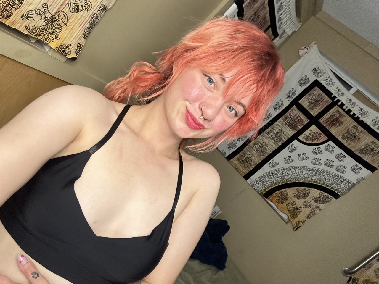 A doce modelo de câmara ao vivo do OnlyFans, Ginger Abby, provoca com o seu grande buraco do cu A doce modelo de câmara ao vivo do OnlyFans, Ginger Abby, provoca com o seu grande buraco do cu
