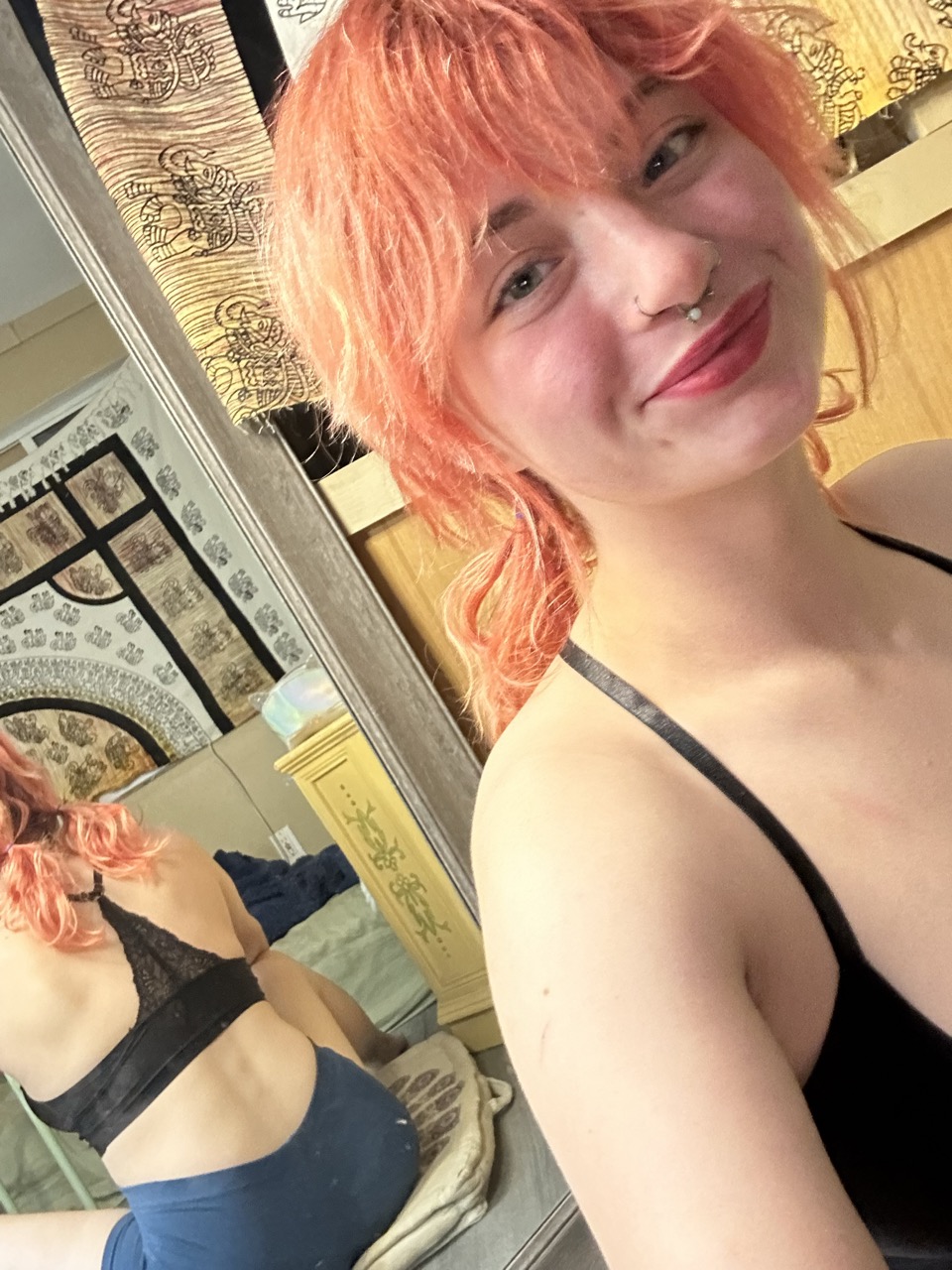 A doce modelo de câmara ao vivo do OnlyFans, Ginger Abby, provoca com o seu grande buraco do cu A doce modelo de câmara ao vivo do OnlyFans, Ginger Abby, provoca com o seu grande buraco do cu