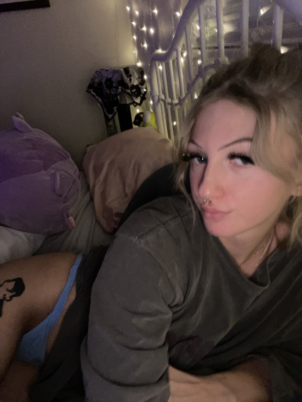 La tentatrice di OnlyFans Blondie Alexis posa in modo provocante in un assolo La tentatrice di OnlyFans Blondie Alexis posa in modo provocante in un assolo