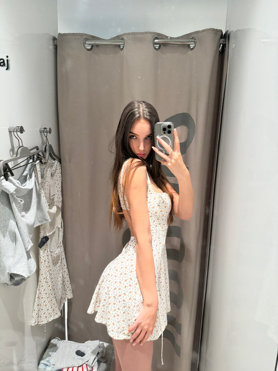 Une playgirl aux cheveux bruns exhibe sa grande porte arrière en prenant des photos d'elle-même Une playgirl aux cheveux bruns exhibe sa grande porte arrière en prenant des photos d'elle-même