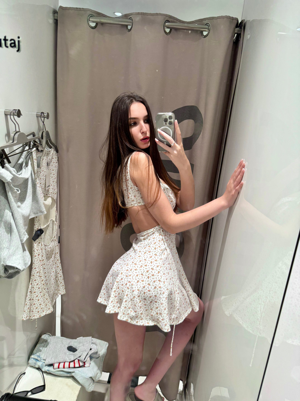 Une playgirl aux cheveux bruns exhibe sa grande porte arrière en prenant des photos d'elle-même Une playgirl aux cheveux bruns exhibe sa grande porte arrière en prenant des photos d'elle-même