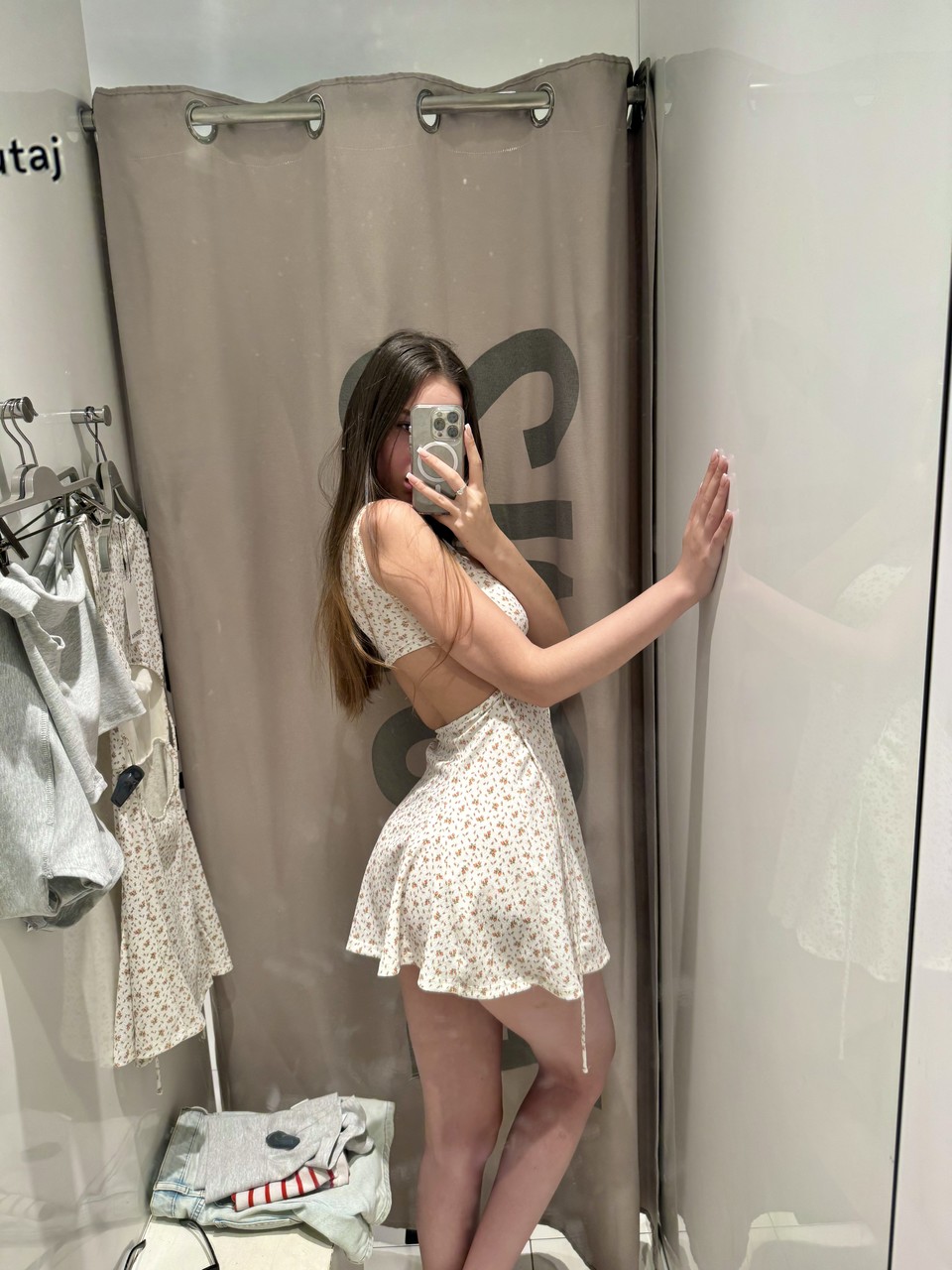 Une playgirl aux cheveux bruns exhibe sa grande porte arrière en prenant des photos d'elle-même Une playgirl aux cheveux bruns exhibe sa grande porte arrière en prenant des photos d'elle-même