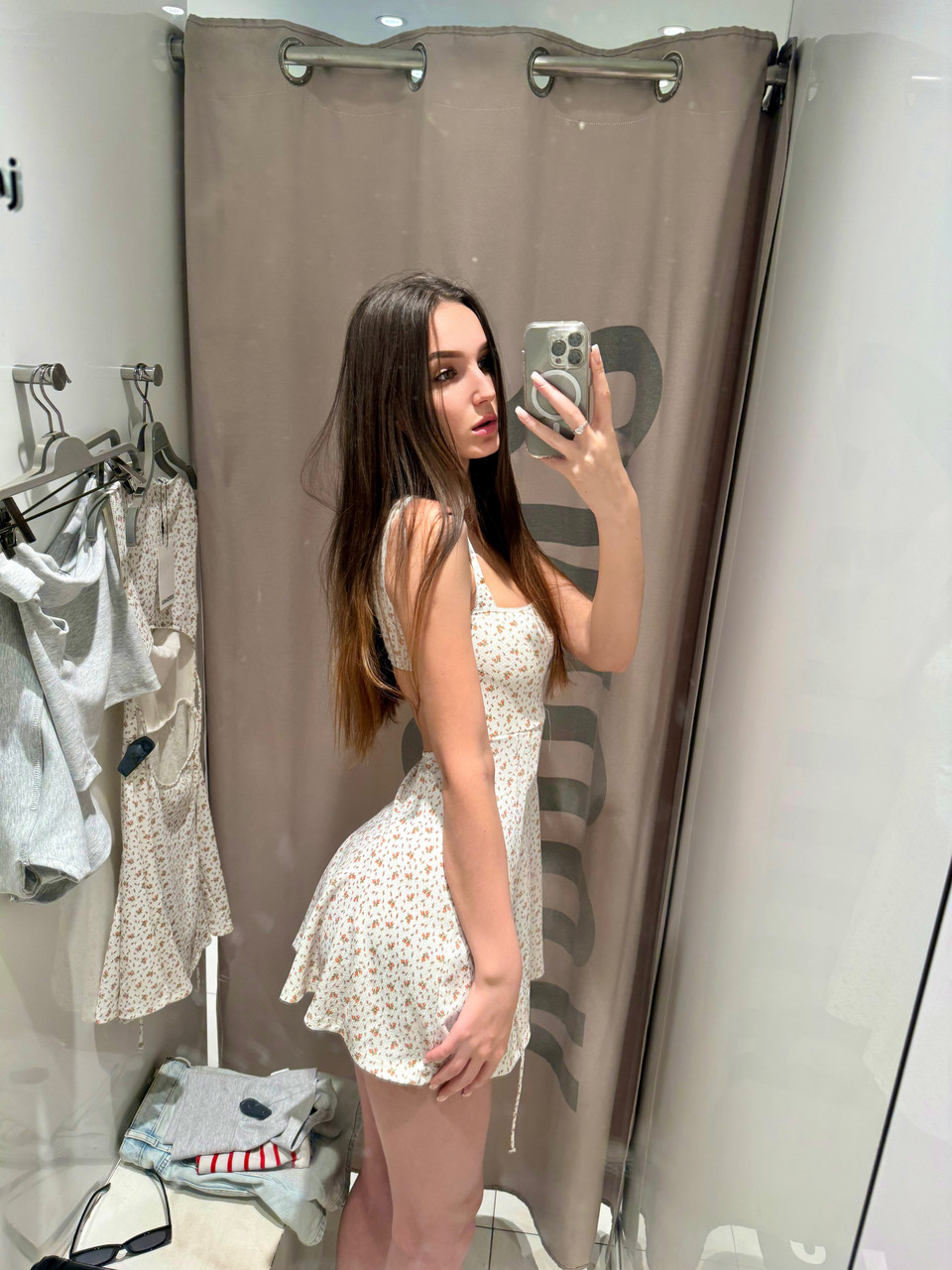 Une playgirl aux cheveux bruns exhibe sa grande porte arrière en prenant des photos d'elle-même Une playgirl aux cheveux bruns exhibe sa grande porte arrière en prenant des photos d'elle-même