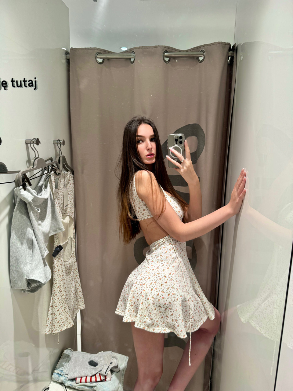 Une playgirl aux cheveux bruns exhibe sa grande porte arrière en prenant des photos d'elle-même Une playgirl aux cheveux bruns exhibe sa grande porte arrière en prenant des photos d'elle-même