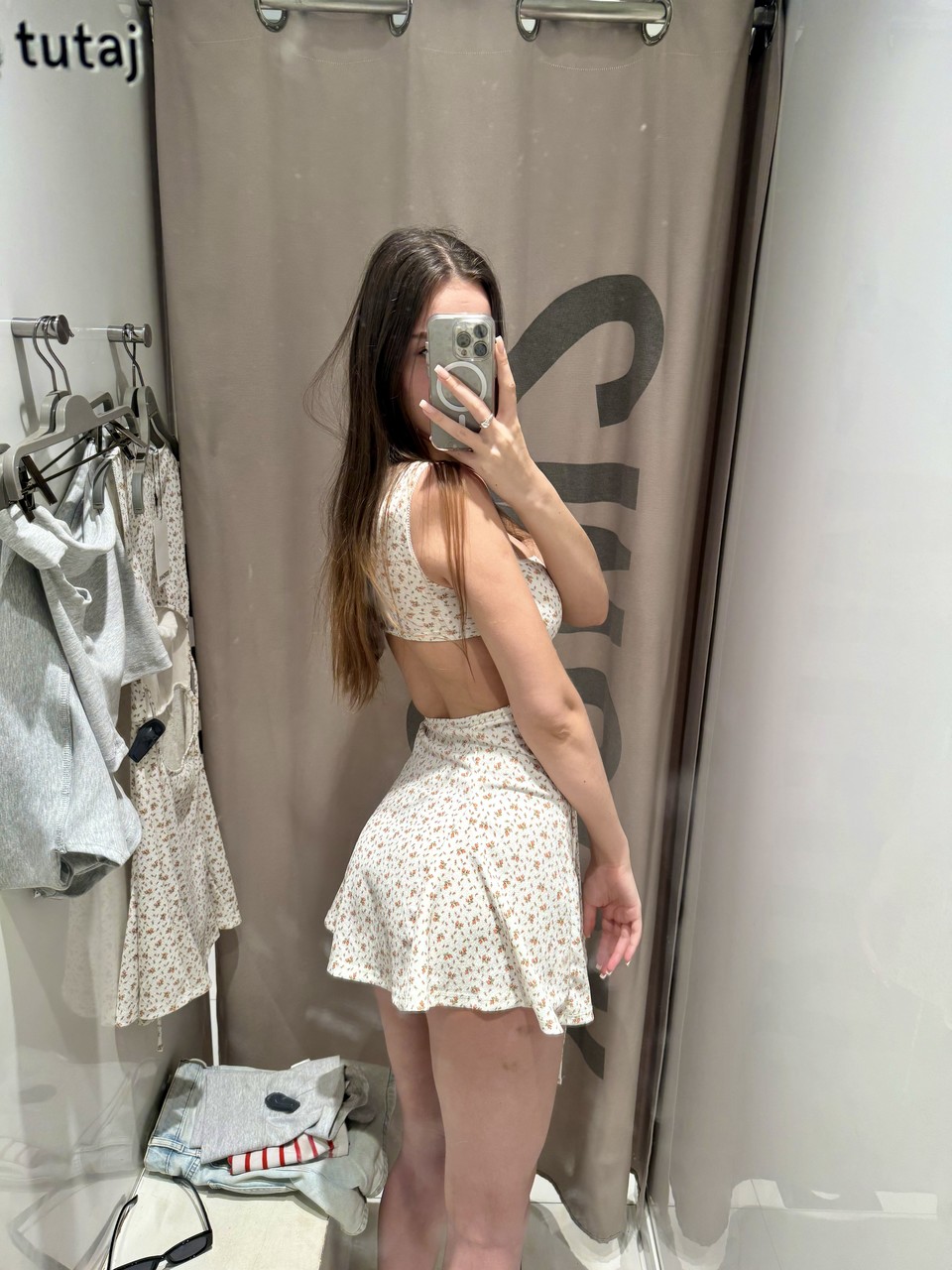 Une playgirl aux cheveux bruns exhibe sa grande porte arrière en prenant des photos d'elle-même Une playgirl aux cheveux bruns exhibe sa grande porte arrière en prenant des photos d'elle-même