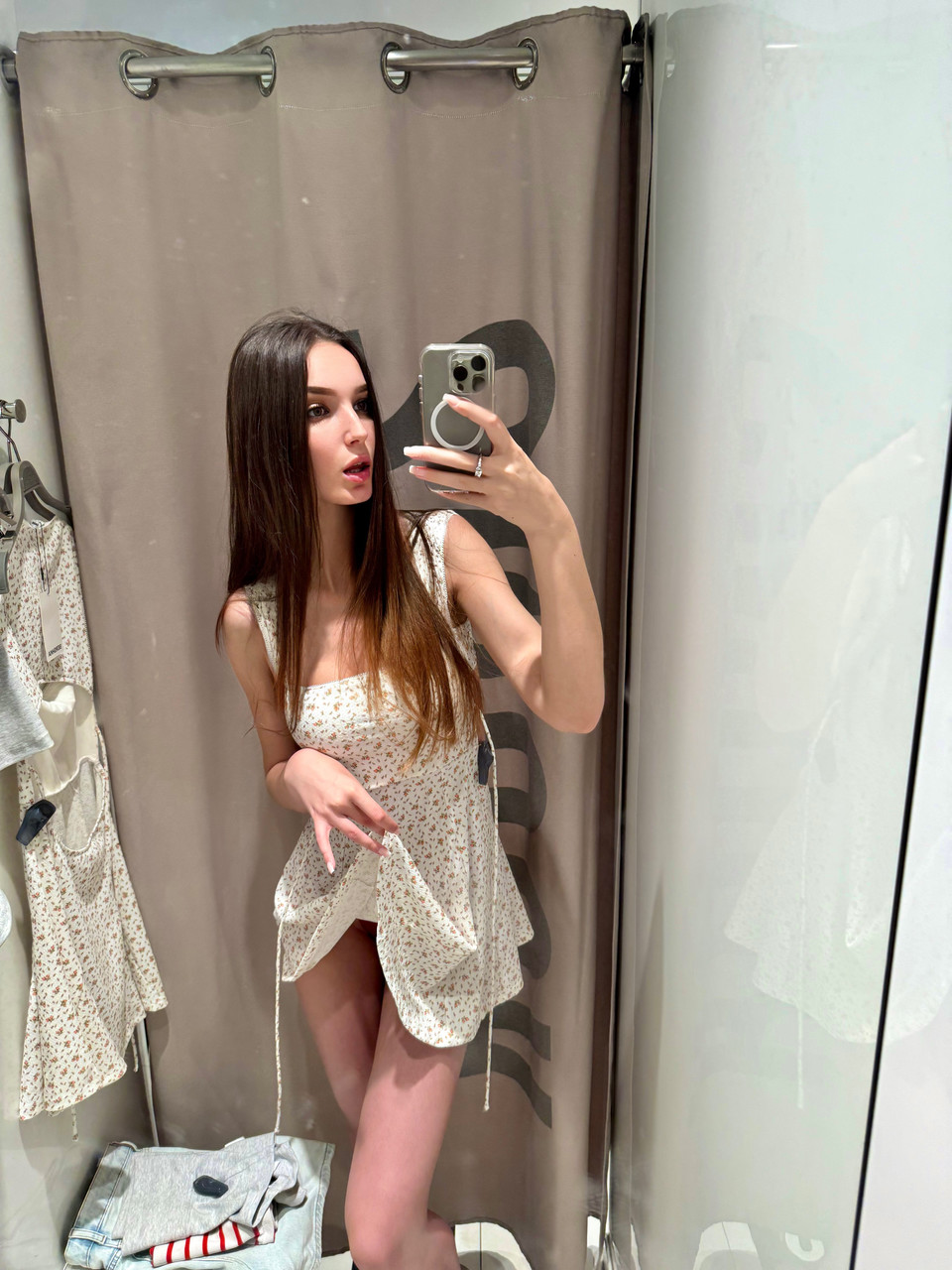 Une playgirl aux cheveux bruns exhibe sa grande porte arrière en prenant des photos d'elle-même Une playgirl aux cheveux bruns exhibe sa grande porte arrière en prenant des photos d'elle-même