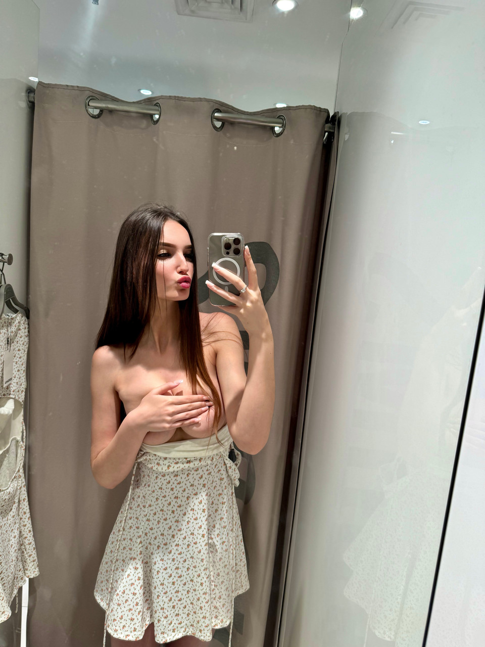 Une playgirl aux cheveux bruns exhibe sa grande porte arrière en prenant des photos d'elle-même Une playgirl aux cheveux bruns exhibe sa grande porte arrière en prenant des photos d'elle-même