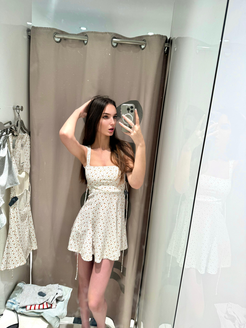 Une playgirl aux cheveux bruns exhibe sa grande porte arrière en prenant des photos d'elle-même Une playgirl aux cheveux bruns exhibe sa grande porte arrière en prenant des photos d'elle-même