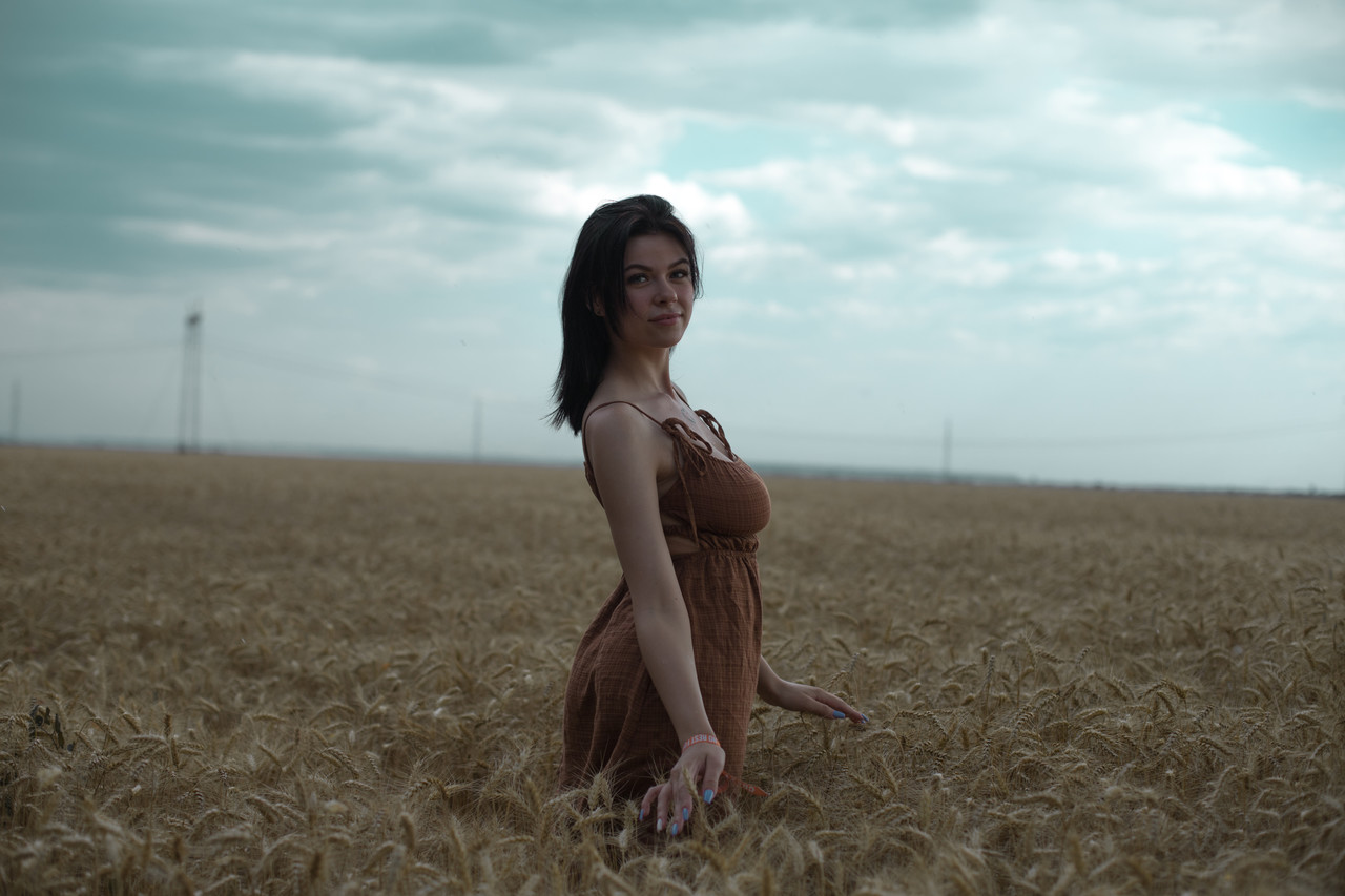 Emocionante chica no profesional Lyalya masajea su gran pecho en un campo de trigo Emocionante chica no profesional Lyalya masajea su gran pecho en un campo de trigo