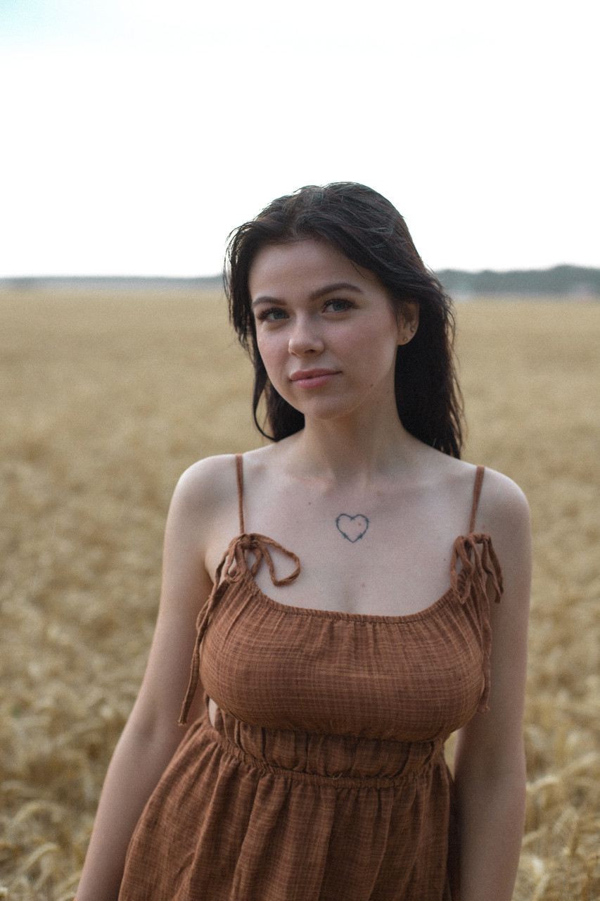 Emocionante chica no profesional Lyalya masajea su gran pecho en un campo de trigo Emocionante chica no profesional Lyalya masajea su gran pecho en un campo de trigo