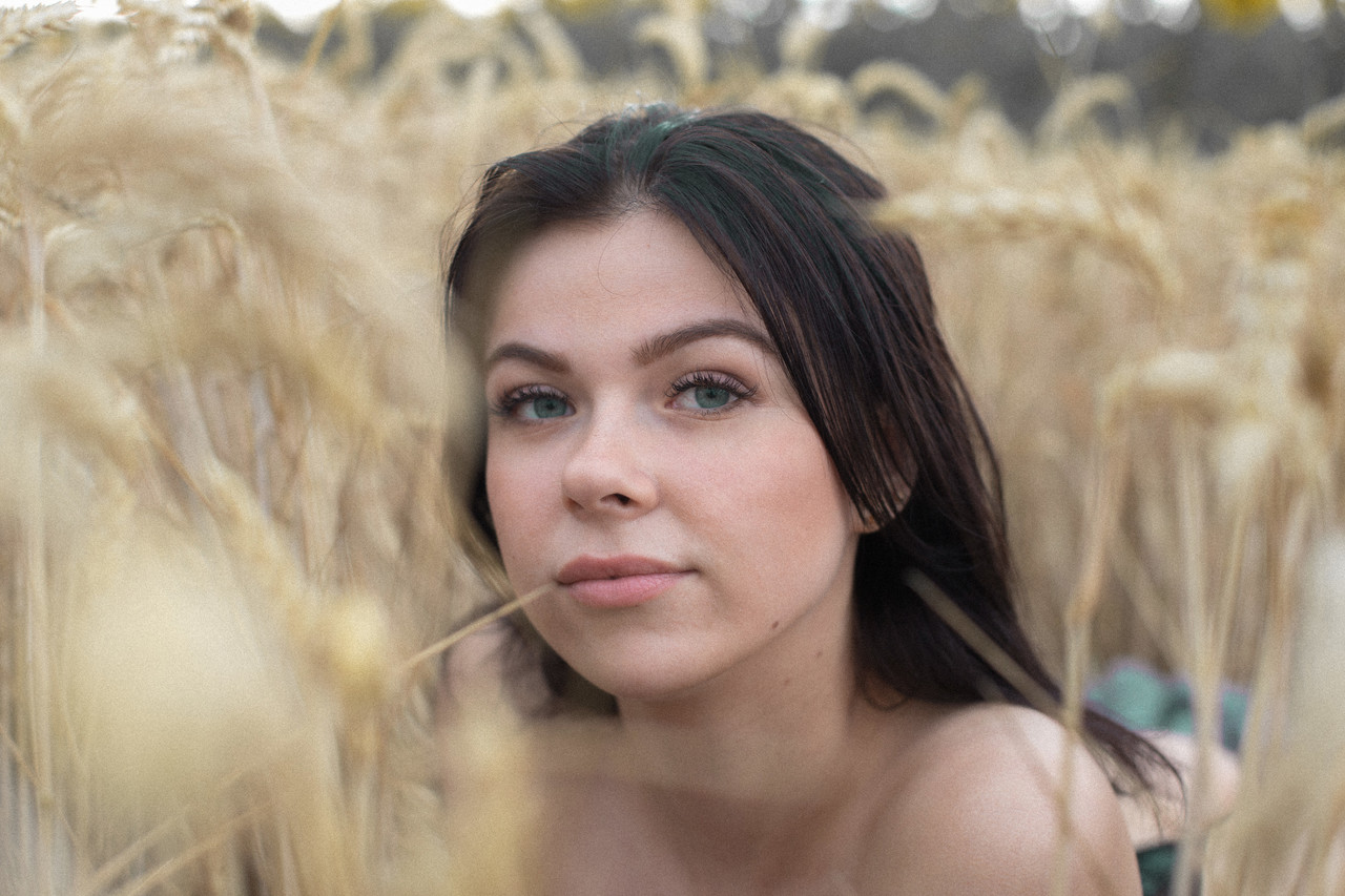 Emocionante chica no profesional Lyalya masajea su gran pecho en un campo de trigo Emocionante chica no profesional Lyalya masajea su gran pecho en un campo de trigo