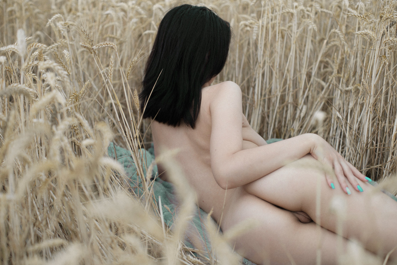 Emocionante chica no profesional Lyalya masajea su gran pecho en un campo de trigo Emocionante chica no profesional Lyalya masajea su gran pecho en un campo de trigo