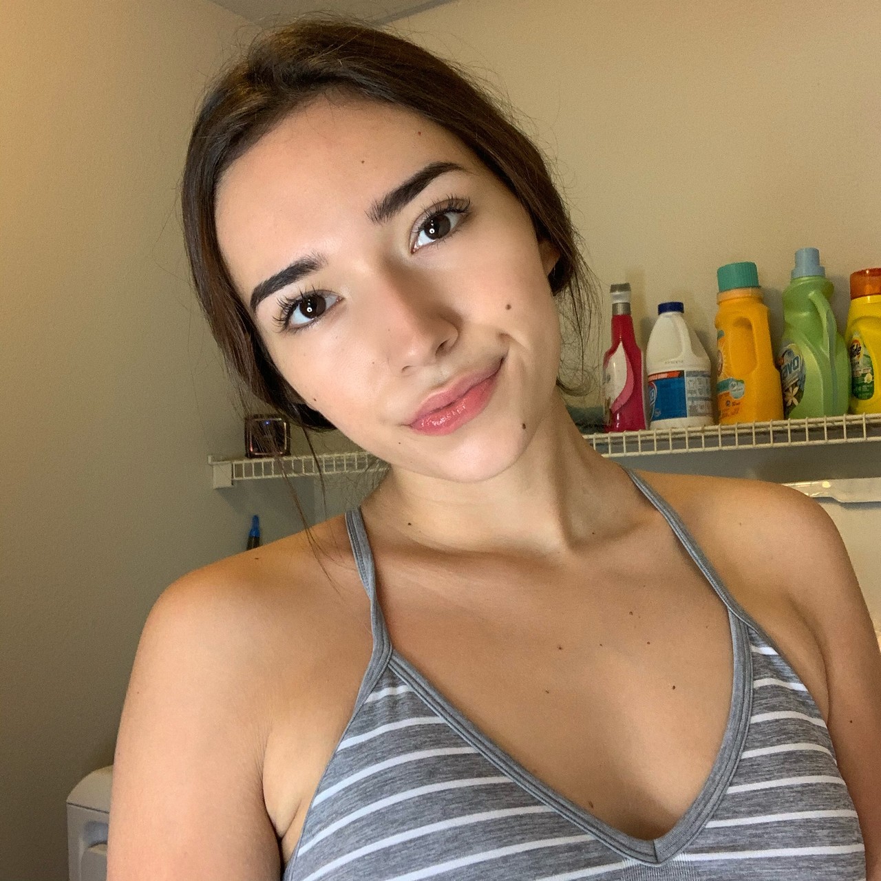 La bella dilettante Samly Puff posa in top e mutandine in cucina La bella dilettante Samly Puff posa in top e mutandine in cucina