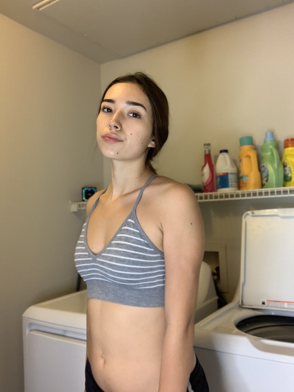 La bella dilettante Samly Puff posa in top e mutandine in cucina La bella dilettante Samly Puff posa in top e mutandine in cucina