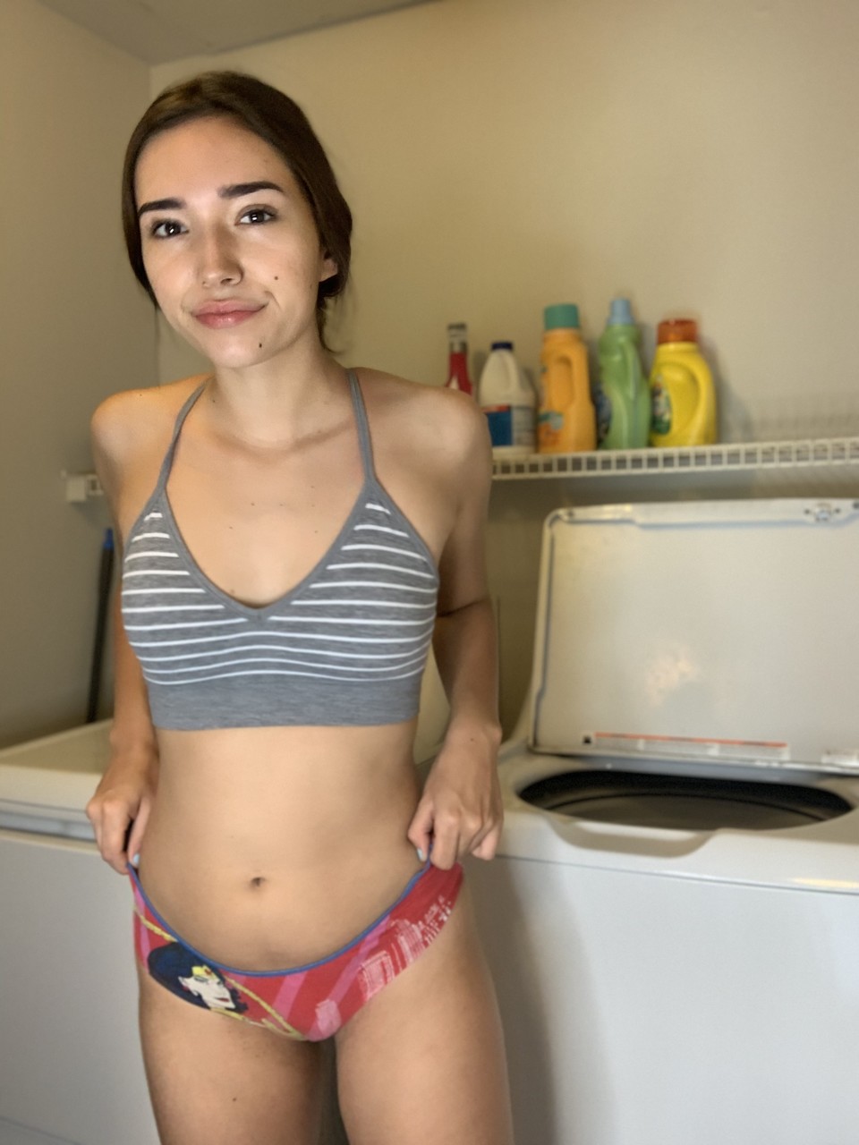 La bella dilettante Samly Puff posa in top e mutandine in cucina La bella dilettante Samly Puff posa in top e mutandine in cucina