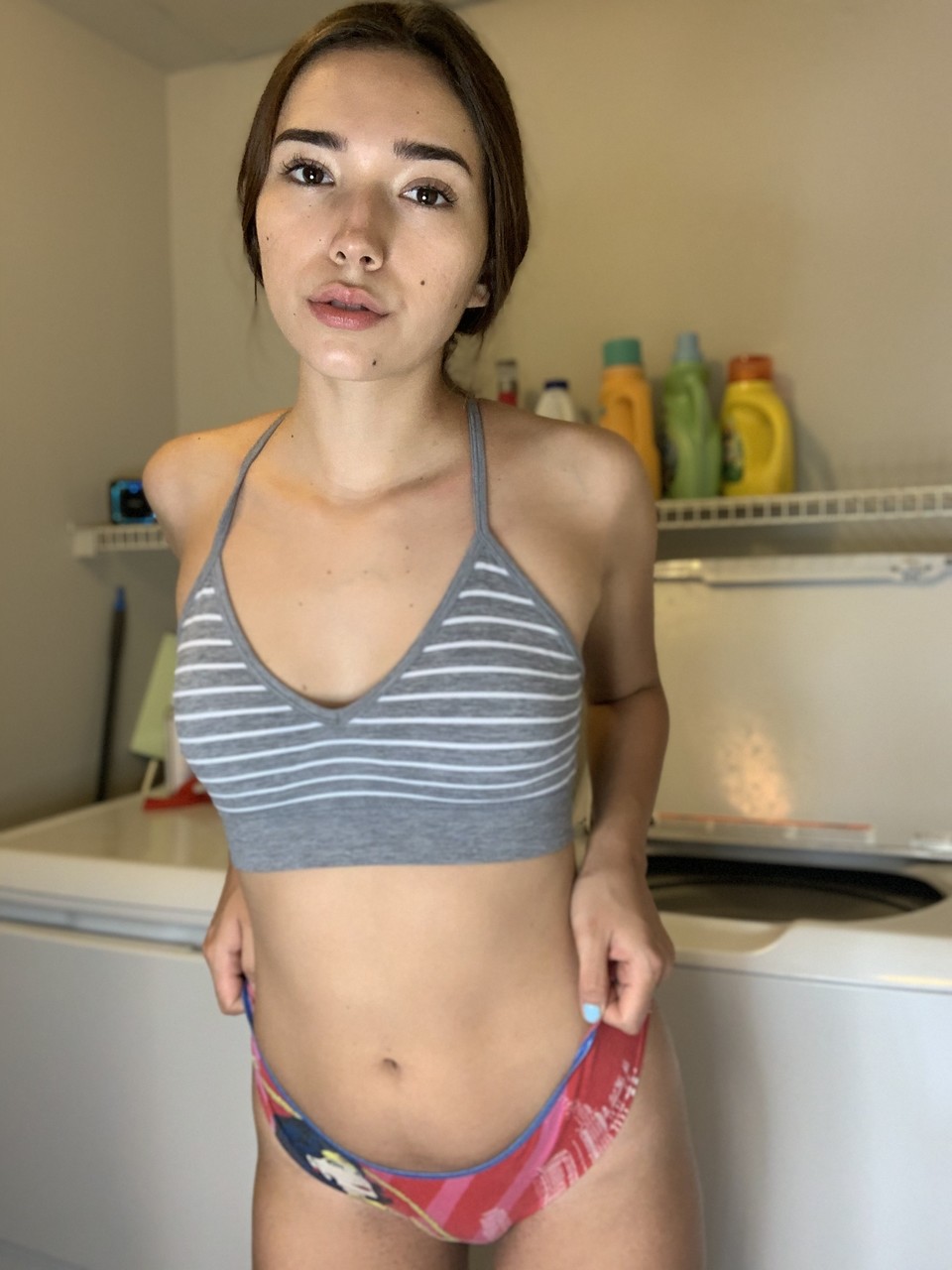 La bella dilettante Samly Puff posa in top e mutandine in cucina La bella dilettante Samly Puff posa in top e mutandine in cucina