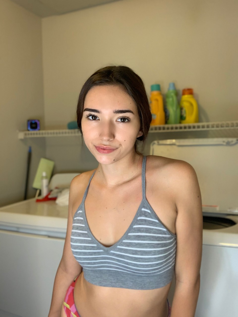 La bella dilettante Samly Puff posa in top e mutandine in cucina La bella dilettante Samly Puff posa in top e mutandine in cucina