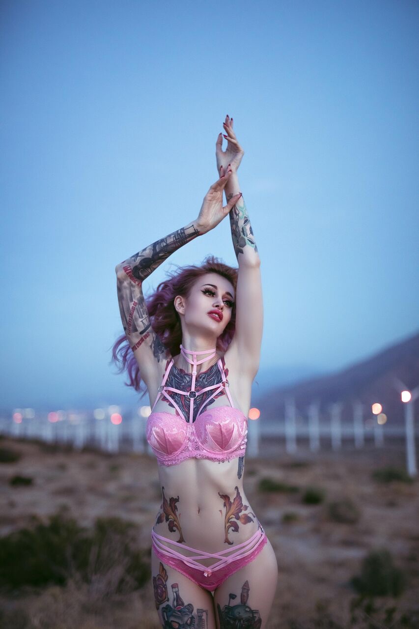La mini gf OnlyFans in livecam mostra il suo corpo tatuato in lingerie di peluche La mini gf OnlyFans in livecam mostra il suo corpo tatuato in lingerie di peluche