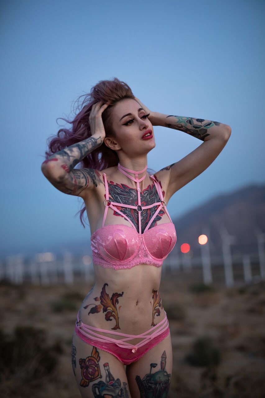 La mini gf OnlyFans in livecam mostra il suo corpo tatuato in lingerie di peluche La mini gf OnlyFans in livecam mostra il suo corpo tatuato in lingerie di peluche