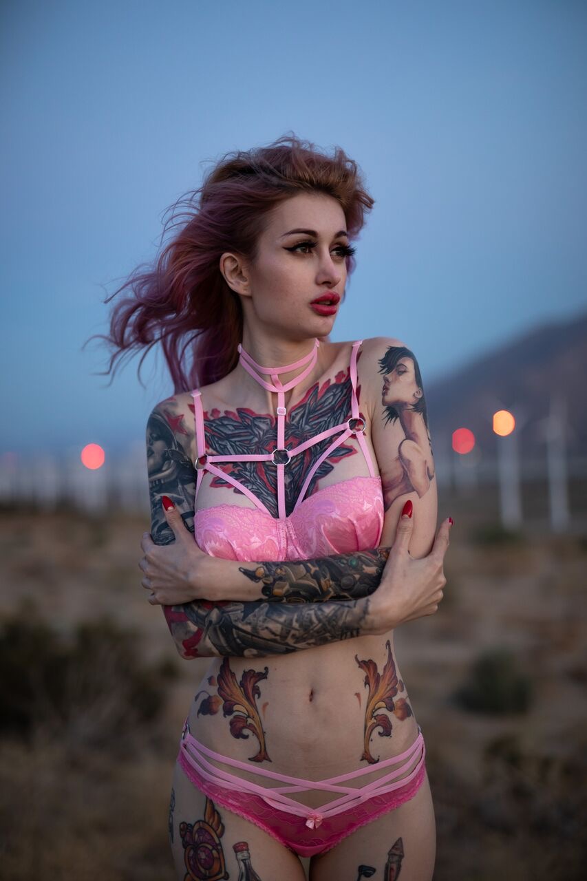 La mini gf OnlyFans in livecam mostra il suo corpo tatuato in lingerie di peluche La mini gf OnlyFans in livecam mostra il suo corpo tatuato in lingerie di peluche