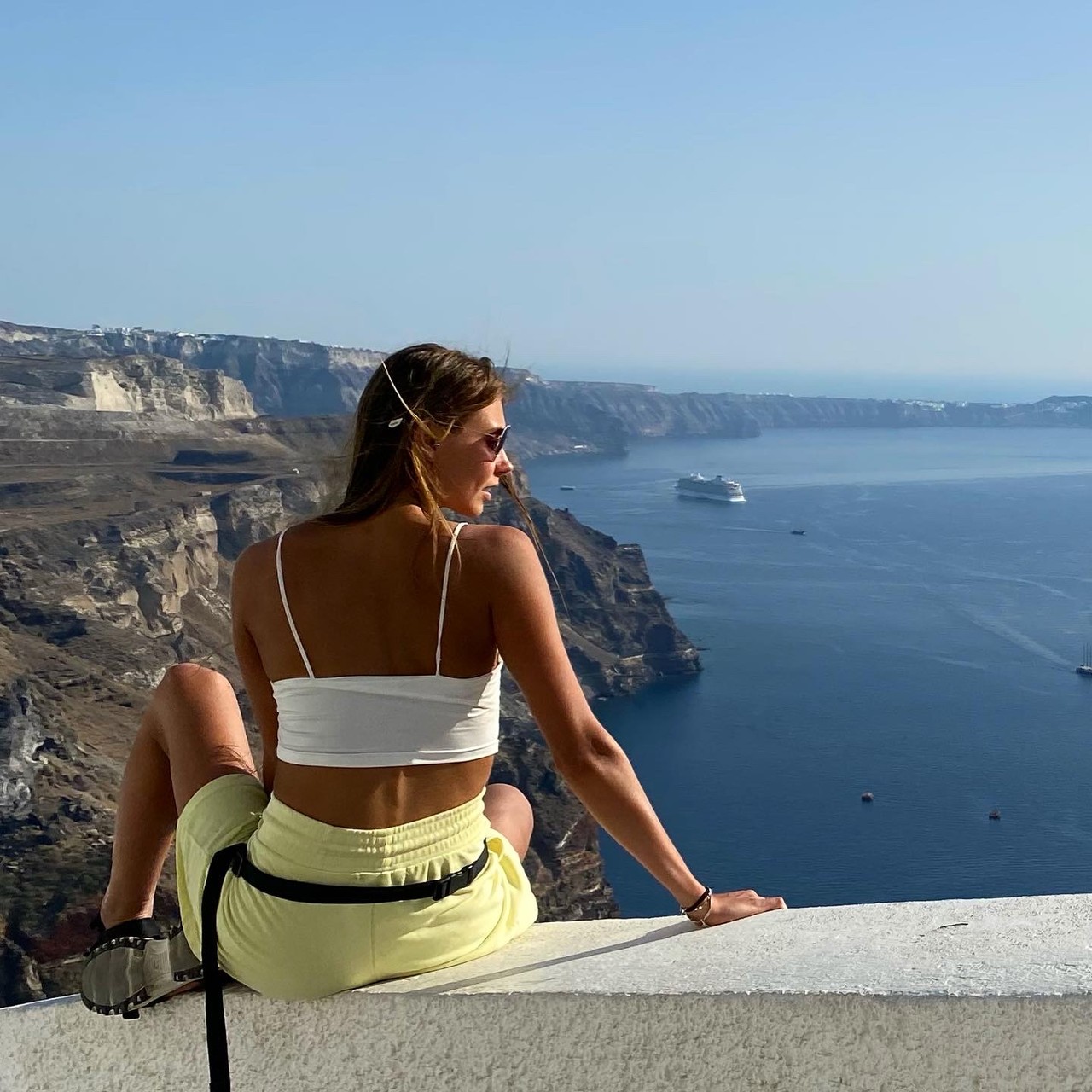 Muhteşem aktris Jasmine plajda bikiniyle poz verirken arka kapısıyla dalga geçiyor Muhteşem aktris Jasmine plajda bikiniyle poz verirken arka kapısıyla dalga geçiyor