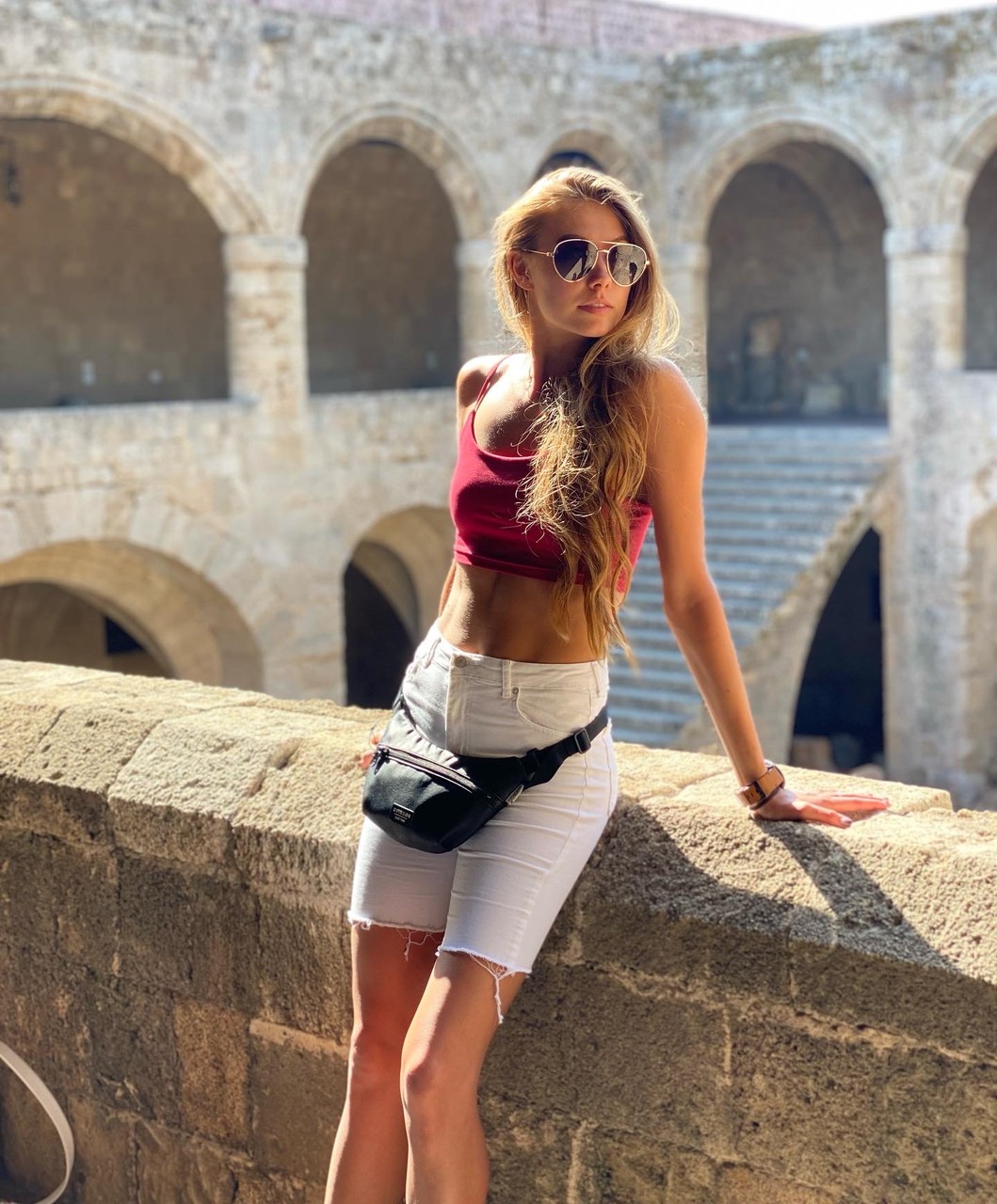 Muhteşem aktris Jasmine plajda bikiniyle poz verirken arka kapısıyla dalga geçiyor Muhteşem aktris Jasmine plajda bikiniyle poz verirken arka kapısıyla dalga geçiyor