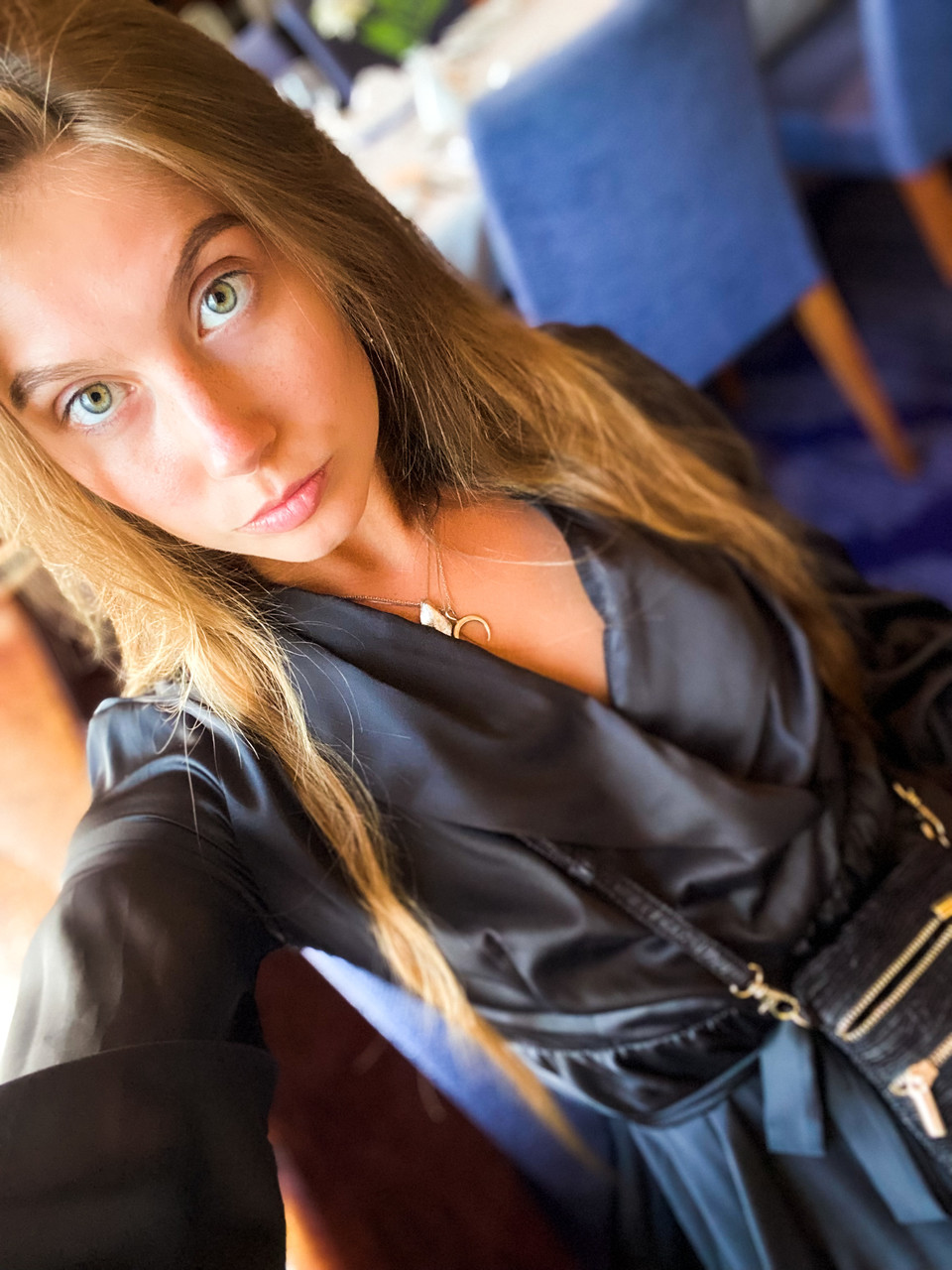 Muhteşem aktris Jasmine plajda bikiniyle poz verirken arka kapısıyla dalga geçiyor Muhteşem aktris Jasmine plajda bikiniyle poz verirken arka kapısıyla dalga geçiyor