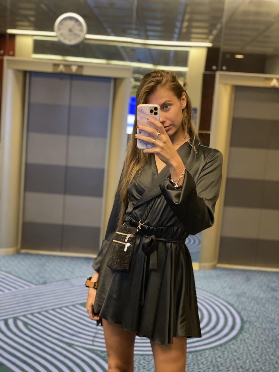 Muhteşem aktris Jasmine plajda bikiniyle poz verirken arka kapısıyla dalga geçiyor Muhteşem aktris Jasmine plajda bikiniyle poz verirken arka kapısıyla dalga geçiyor