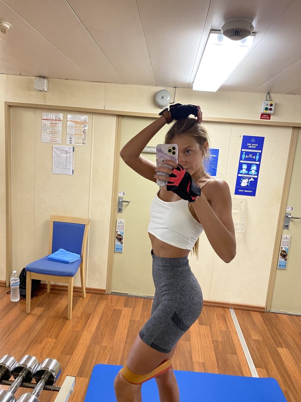 Muhteşem aktris Jasmine plajda bikiniyle poz verirken arka kapısıyla dalga geçiyor Muhteşem aktris Jasmine plajda bikiniyle poz verirken arka kapısıyla dalga geçiyor