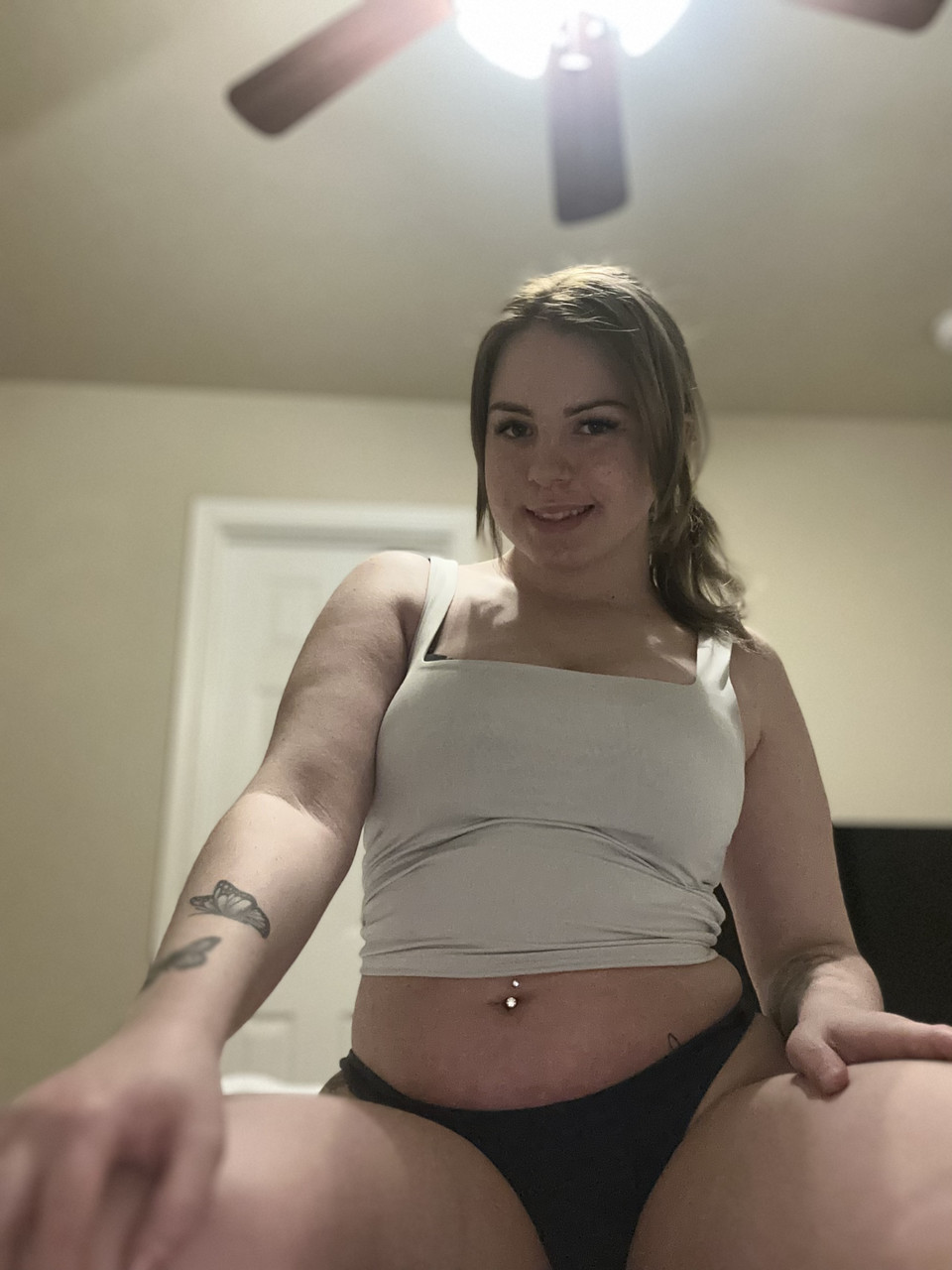 La dolcezza paffuta della livecam OnlyFans mostra le sue tette civettuole mentre si scatta dei selfie La dolcezza paffuta della livecam OnlyFans mostra le sue tette civettuole mentre si scatta dei selfie