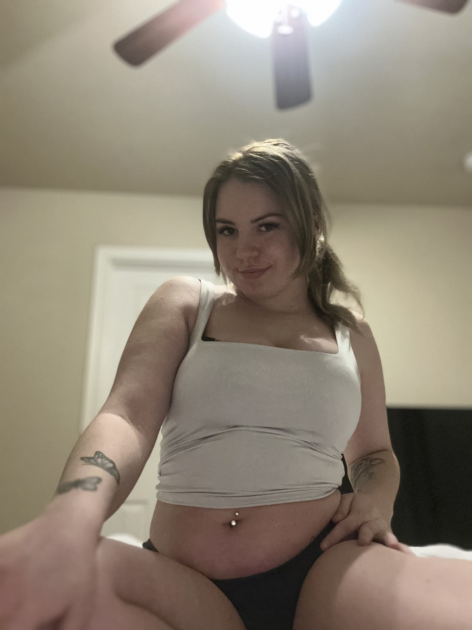 La dolcezza paffuta della livecam OnlyFans mostra le sue tette civettuole mentre si scatta dei selfie La dolcezza paffuta della livecam OnlyFans mostra le sue tette civettuole mentre si scatta dei selfie