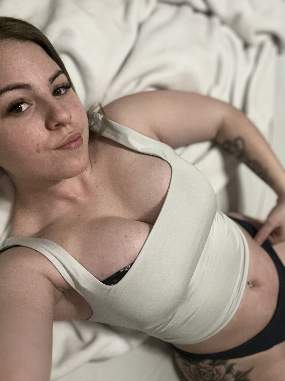 La dolcezza paffuta della livecam OnlyFans mostra le sue tette civettuole mentre si scatta dei selfie La dolcezza paffuta della livecam OnlyFans mostra le sue tette civettuole mentre si scatta dei selfie