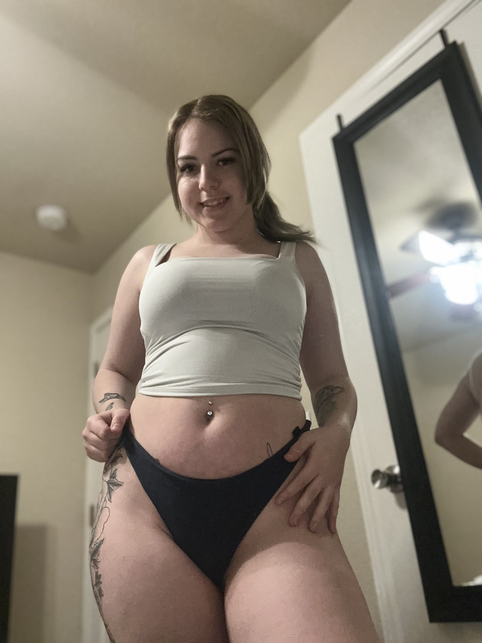 La dolcezza paffuta della livecam OnlyFans mostra le sue tette civettuole mentre si scatta dei selfie La dolcezza paffuta della livecam OnlyFans mostra le sue tette civettuole mentre si scatta dei selfie