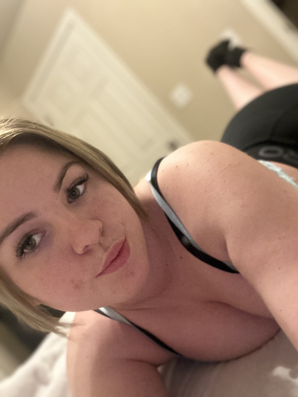 La dolcezza paffuta della livecam OnlyFans mostra le sue tette civettuole mentre si scatta dei selfie La dolcezza paffuta della livecam OnlyFans mostra le sue tette civettuole mentre si scatta dei selfie